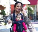 Laila Ali, fille de Mohamed Ali, se promène à Los Angeles en compagnie de sa fille Sydney Conrad, le mercredi 8 février 2012.