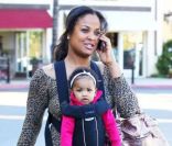 Laila Ali, fille de Mohamed Ali, se promène à Los Angeles en compagnie de sa fille Sydney Conrad, le mercredi 8 février 2012.