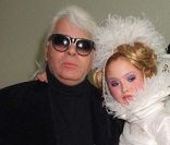 Karl Lagerfeld et Devon Aoki, à Paris, le 18 janvier 2000. 