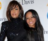 Quelques mois avant une nouvelle cure de désintoxication, Whitney  Houston se rend avec sa fille, Bobbi Kristina, à un gala, la veille de  la cérémonie des Grammy Awards, en février 2011 à Los Angeles.