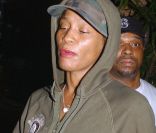 En 2004, la diva semble déjà fatiguée après un dîner au restaurant avec son mari Bobby Brown.