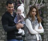 Jessica Alba et ses adorables filles Haven et Honor dans un parc de Los Angeles