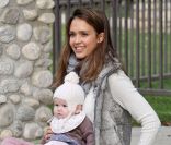 Jessica Alba épanouie en maman poule avec ses adorables filles Haven et Honor dans un parc de Los Angeles le 12 février 2012<br />