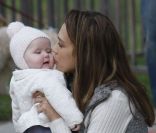 Jessica Alba folle de sa petite Haven dans un parc de Los Angeles le 12 février 2012<br />