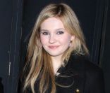Abigail Breslin à la sortie du défilé Tommy Hilfiger à New York, le 12 février 2012.