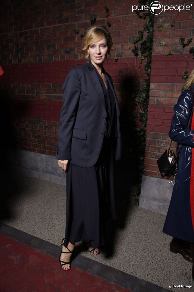 La ravissante Uma Thurman pose pour les quelques photographes présents à l'entrée du défilé Tommy Hilfiger à New York, le 12 février 2012.