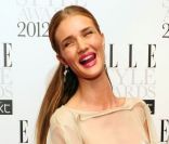 Rosie Huntington-Whiteley : Une icône épatante devant trois beautés rousses