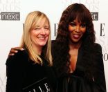 Naomi Campbell a remis à Sarah Burton sa plaque pour Créatrice de l\'Année. Londres, le 13 février 2012.