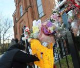 Devant le Whigham Funeral Home de Newark où le corps de Whitney Houston est arrivé lundi 13 février au soir.