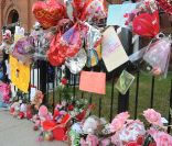 Devant le Whigham Funeral Home à Newark où le corps de Whitney Houston est arrivé lundi 13 février 2011. 