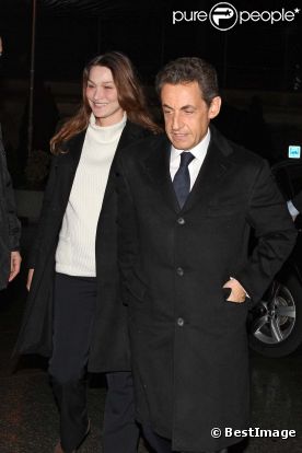 Nicolas Sarkozy et Carla Bruni arrivent, souriants, dans les locaux de TF1, à Paris, le 15 février 2012.