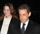 Nicolas Sarkozy et Carla Bruni arrivent, souriants, dans les locaux de TF1, à Paris, le 15 février 2012.