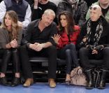 Eva Longoria et Kevin Costner sur le terrain des Knicks pour un match de basket le 19 février 2012
