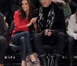 Eva Longoria et Kevin Costner sur le terrain des Knicks pour un match de basket le 19 février 2012