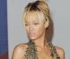 Rihanna foule avec grâce le tapis rouge des Brit Awards 2012 dans une tenue Givenchy Couture. Londres, le 21 février 2012.