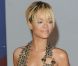 Rihanna, souriante sur le tapis rouge des Brit Awards 2012, portait une tenue Givenchy Couture. Londres, le 21 février 2012.