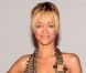 Rihanna, souriante sur le tapis rouge des Brit Awards 2012, portait une tenue Givenchy Couture. Londres, le 21 février 2012.