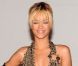 Rihanna, souriante sur le tapis rouge des Brit Awards 2012, portait une tenue Givenchy Couture. Londres, le 21 février 2012.