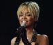 Rihanna en plein discours après avoir reçu son award de Meilleure Chanteuse Étrangère. Londres, le 21 février 2012.