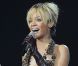 Rihanna en plein discours après avoir reçu son award de Meilleure Chanteuse Étrangère. Londres, le 21 février 2012.