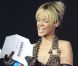 Rihanna, absolument ravie, recevait son award des mains du champion de Formule 1 Jenson Button. Londres, le 21 février 2012.