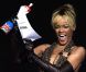 Rihanna, absolument ravie, recevait son award des mains du champion de Formule 1 Jenson Button. Londres, le 21 février 2012.