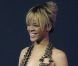 Rihanna, absolument ravie, recevait son award des mains du champion de Formule 1 Jenson Button. Londres, le 21 février 2012.