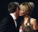 Rihanna, absolument ravie, recevait son award des mains du champion de Formule 1 Jenson Button. Londres, le 21 février 2012.