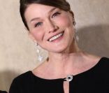 Carla Bruni, souriante, au dîner d\'état en l\'honneur du président Ouattara, à l\'Élysée, le 26 janvier 2012 à Paris