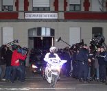 Dominique Strauss-Kahn sort de la caserne de la gendarmerie de Lille, après sa garde à vue, le 22 février 2012.