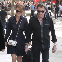 Johnny Hallyday et Laeticia en direction du Staples Center pour aller applaudir un match de Tony Parker, le 18 février 2012.