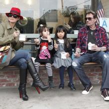 Pause gourmande : Johnny Hallyday et Laeticia dégustent des glaces avec leurs filles Jade et Joy après l'école, à Los Angeles, le 7 février 2012. <br />