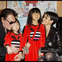 Johnny Hallyday et son épouse Laeticia accompagnaient leurs petites Jade et Joy à la première du spectacle <em>Lili Lampion</em> d'Amanda Sthers et Sinclair, le 6 novembre 2011 au Théâtre de Paris. Les fillettes ont déjà la panoplie de Lili !