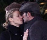 Alexandra Lamy et Jean Dujardin se disant au revoir à Los Angeles le 27 février 2012