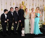 L'équipe de The Artist pose dans la salle presse des Oscars le 26 février 2012