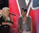 Séduite, Christina Aguilera rejoint Sera Hill pour un duo improvisé dans  The Voice , sur NBC, le 27 février 2012.