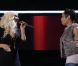 Séduite, Christina Aguilera rejoint Sera Hill pour un duo improvisé dans  The Voice , sur NBC, le 27 février 2012.
