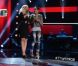 Séduite, Christina Aguilera rejoint Sera Hill pour un duo improvisé dans  The Voice , sur NBC, le 27 février 2012.
