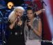 Séduite, Christina Aguilera rejoint Sera Hill pour un duo improvisé dans  The Voice , sur NBC, le 27 février 2012.