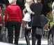 Angelina Jolie emmène ses jumeaux Vivienne et Knox faire du shopping à Beverly Hills en compagnie de sa belle-mère Jane le 27 février 2012