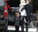 Angelina Jolie emmène ses jumeaux Vivienne et Knox faire du shopping à Beverly Hills en compagnie de sa belle-mère Jane le 27 février 2012