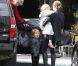 Angelina Jolie emmène ses jumeaux Vivienne et Knox faire du shopping à Beverly Hills en compagnie de sa belle-mère Jane le 27 février 2012