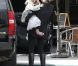 Angelina Jolie emmène ses jumeaux Vivienne et Knox faire du shopping à Beverly Hills en compagnie de sa belle-mère Jane le 27 février 2012