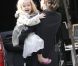 Angelina Jolie emmène ses jumeaux Vivienne et Knox faire du shopping à Beverly Hills en compagnie de sa belle-mère Jane le 27 février 2012