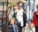 Angelina Jolie emmène ses jumeaux Vivienne et Knox faire du shopping à Beverly Hills en compagnie de sa belle-mère Jane le 27 février 2012