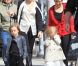 Angelina Jolie emmène ses jumeaux Vivienne et Knox faire du shopping à Beverly Hills en compagnie de sa belle-mère Jane le 27 février 2012