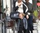 Angelina Jolie emmène ses jumeaux Vivienne et Knox faire du shopping à Beverly Hills en compagnie de sa belle-mère Jane le 27 février 2012