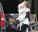 Angelina Jolie emmène ses jumeaux Vivienne et Knox faire du shopping à Beverly Hills en compagnie de sa belle-mère Jane le 27 février 2012