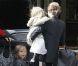 Angelina Jolie emmène ses jumeaux Vivienne et Knox faire du shopping à Beverly Hills en compagnie de sa belle-mère Jane le 27 février 2012