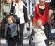 Angelina Jolie emmène ses jumeaux Vivienne et Knox faire du shopping à Beverly Hills en compagnie de sa belle-mère Jane le 27 février 2012